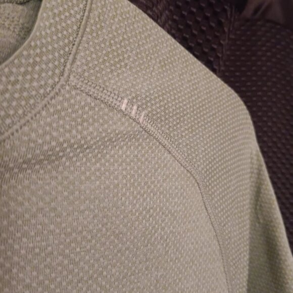 Lululemon Mens Short Sleeve Size M - Picture 2 of 5